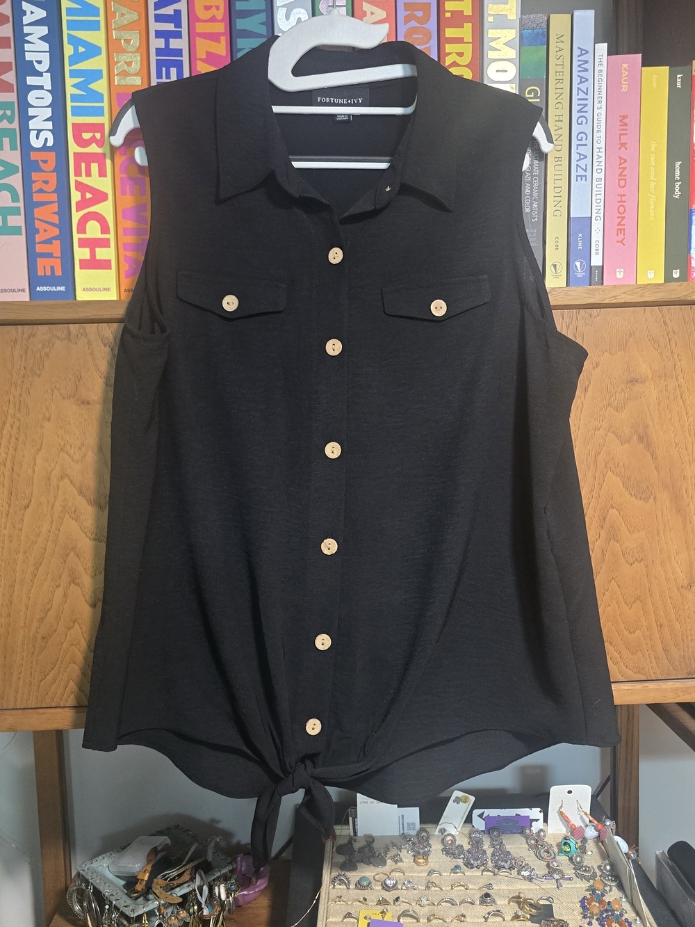 Fortune & Ivy Black Sleeveless Button-Front Tie-Hem Blouse
